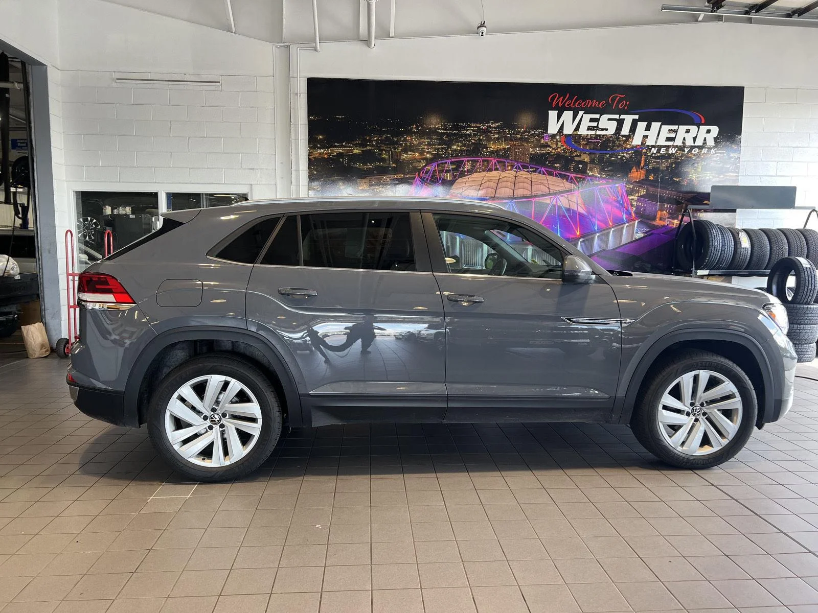 Used 2021  Volkswagen 3.6L V6 SE w/Technology image 10