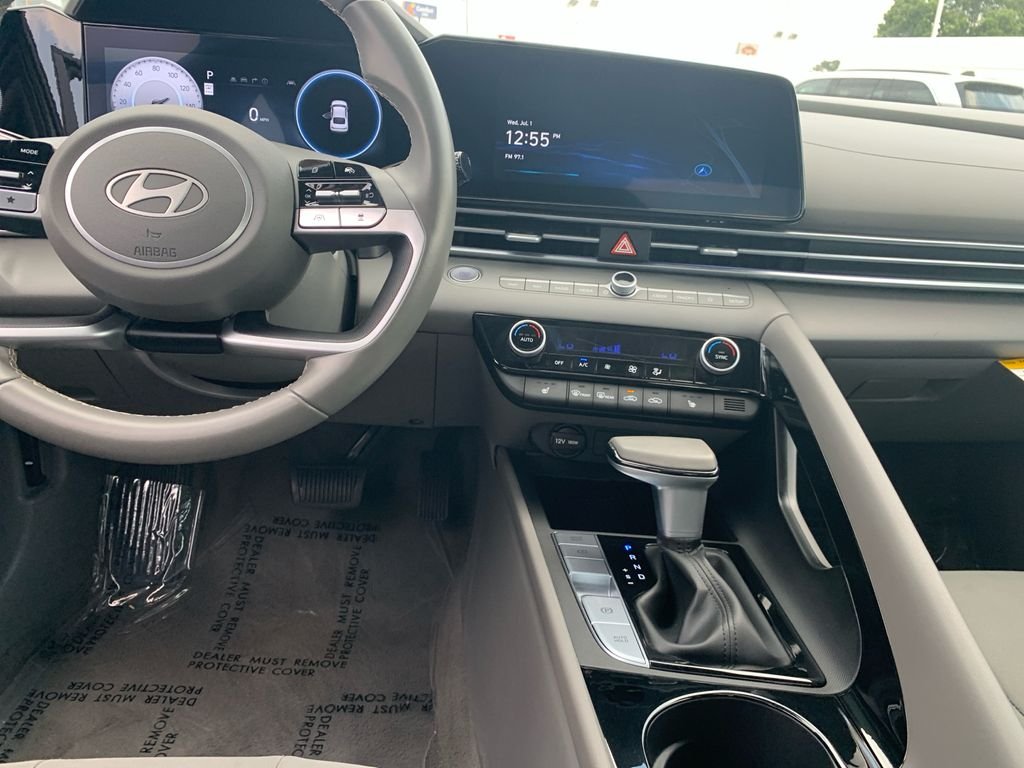 Used 2025 Silver Hyundai SEL Convenience image 26