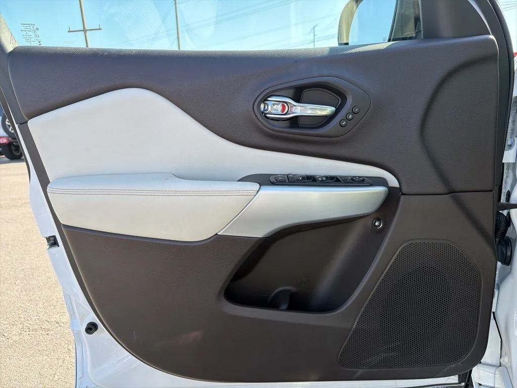 Used 2018 White Jeep Overland image 31