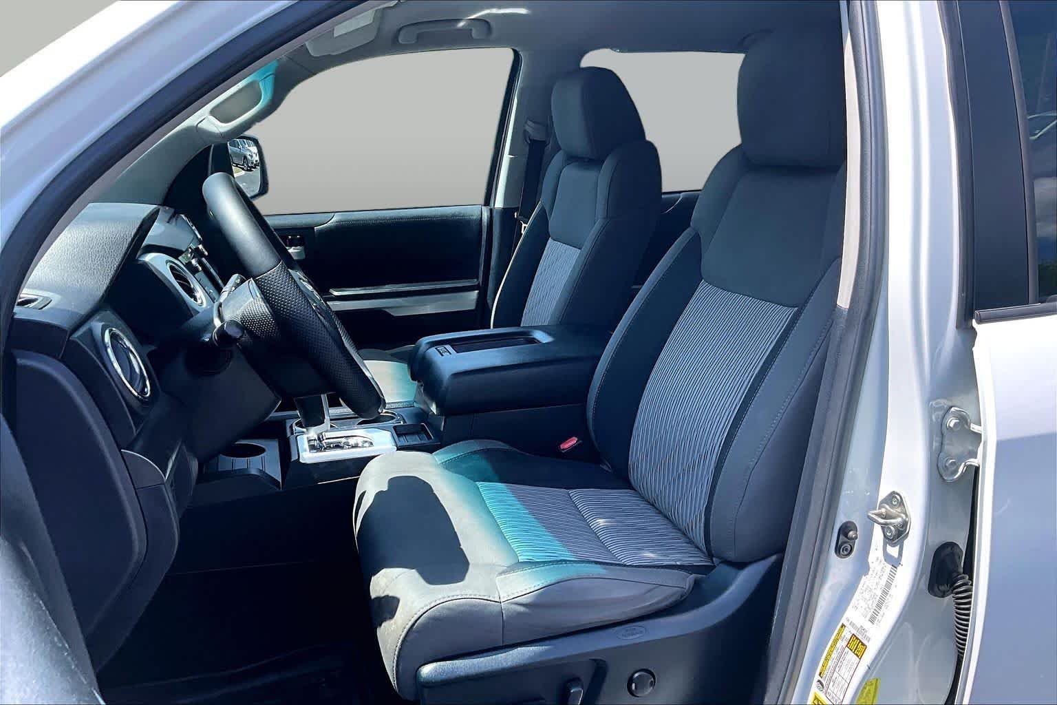 Used 2017 Super White Toyota SR5 image 7