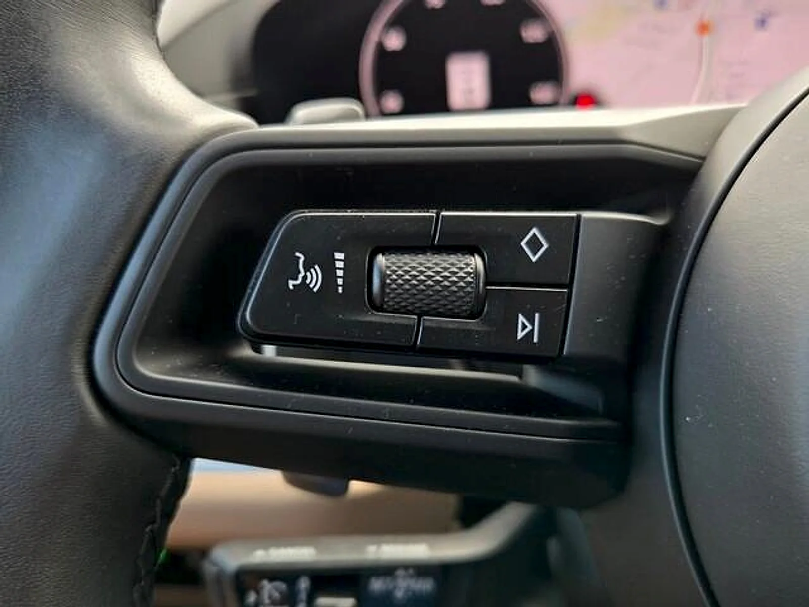 Used 2025  Porsche  image 21