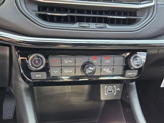 New 2026 Bright White Clear-Coat Exterior Paint Jeep Latitude image 17