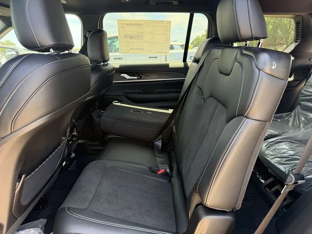 New 2026 Bright White Clear-Coat Exterior Paint Jeep Laredo image 23