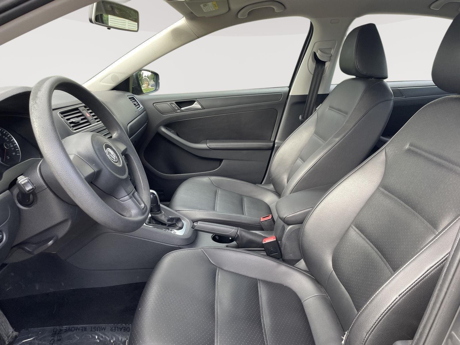 Used 2014 Platinum Gray Metallic Volkswagen SE image 18