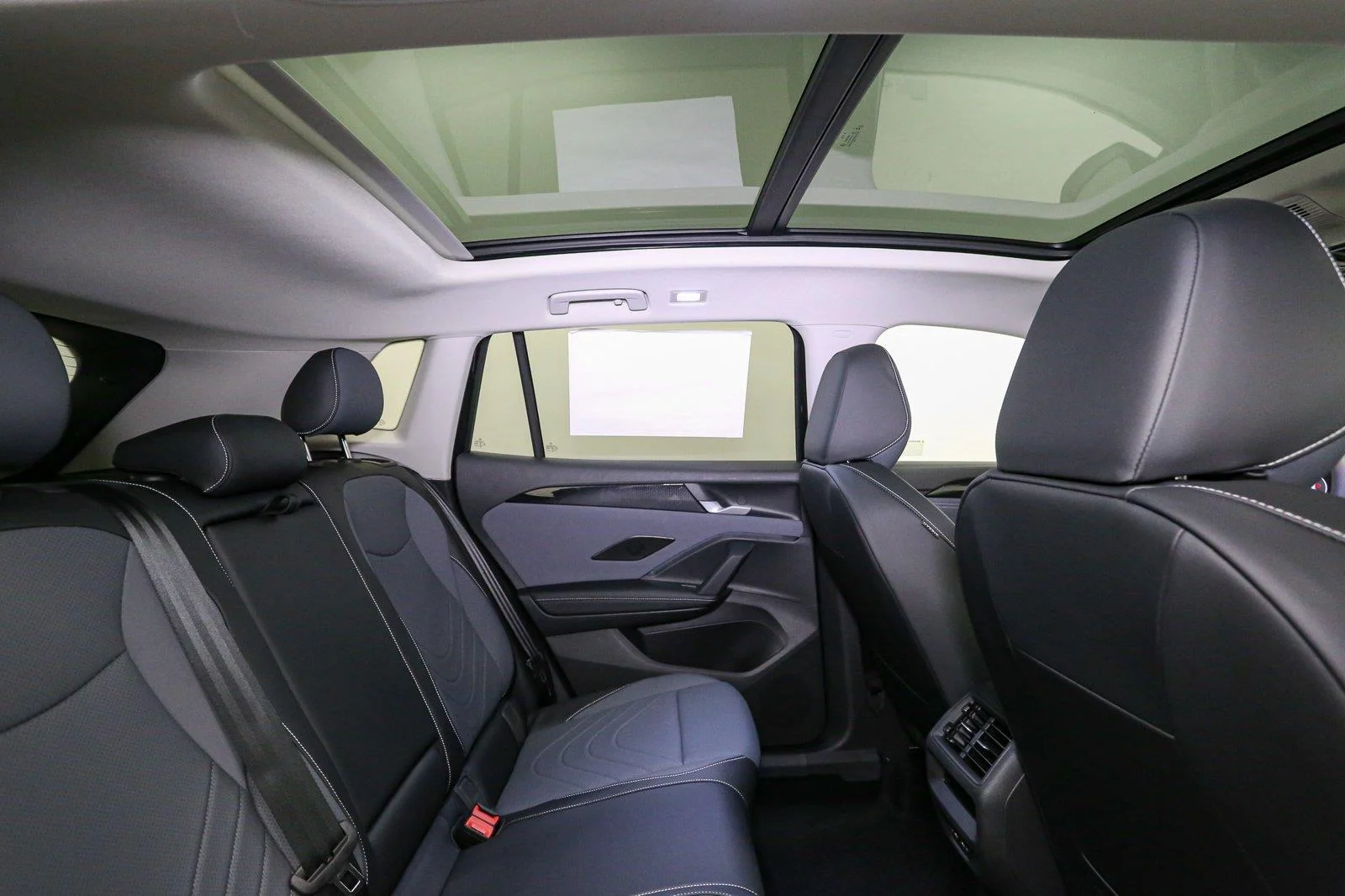 New 2026 Deep Black Pearl Volkswagen SE image 18