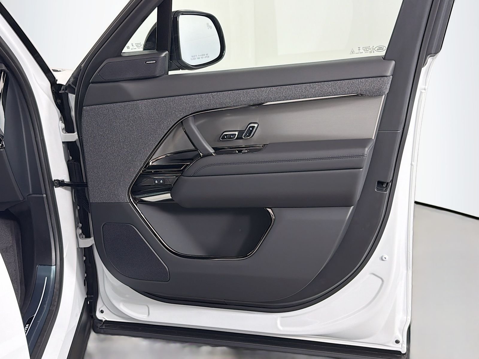 New 2026 Fuji White Land Rover SE image 32