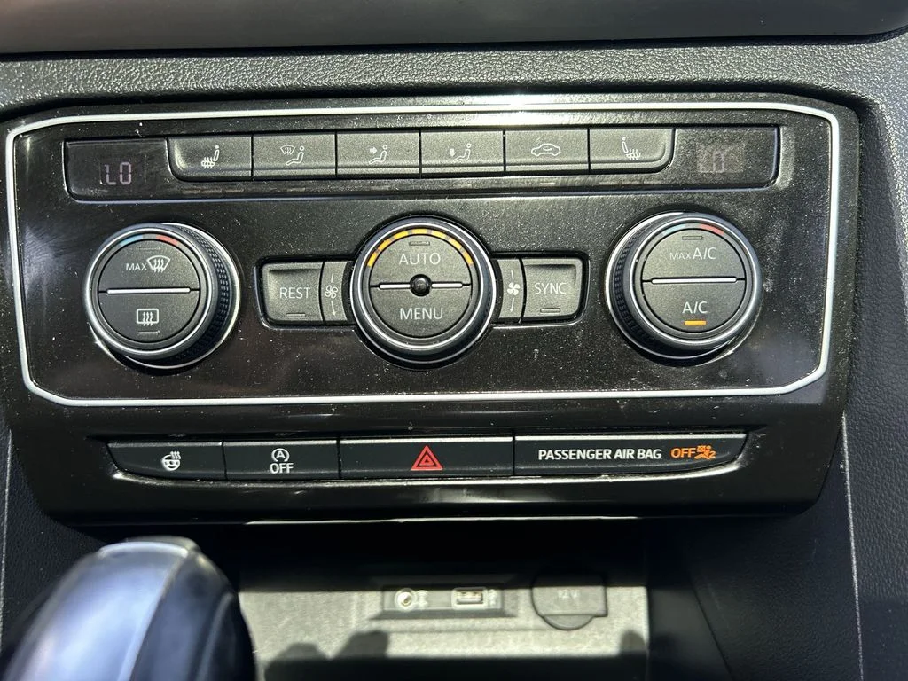 Used 2019 Blue Volkswagen SEL image 18