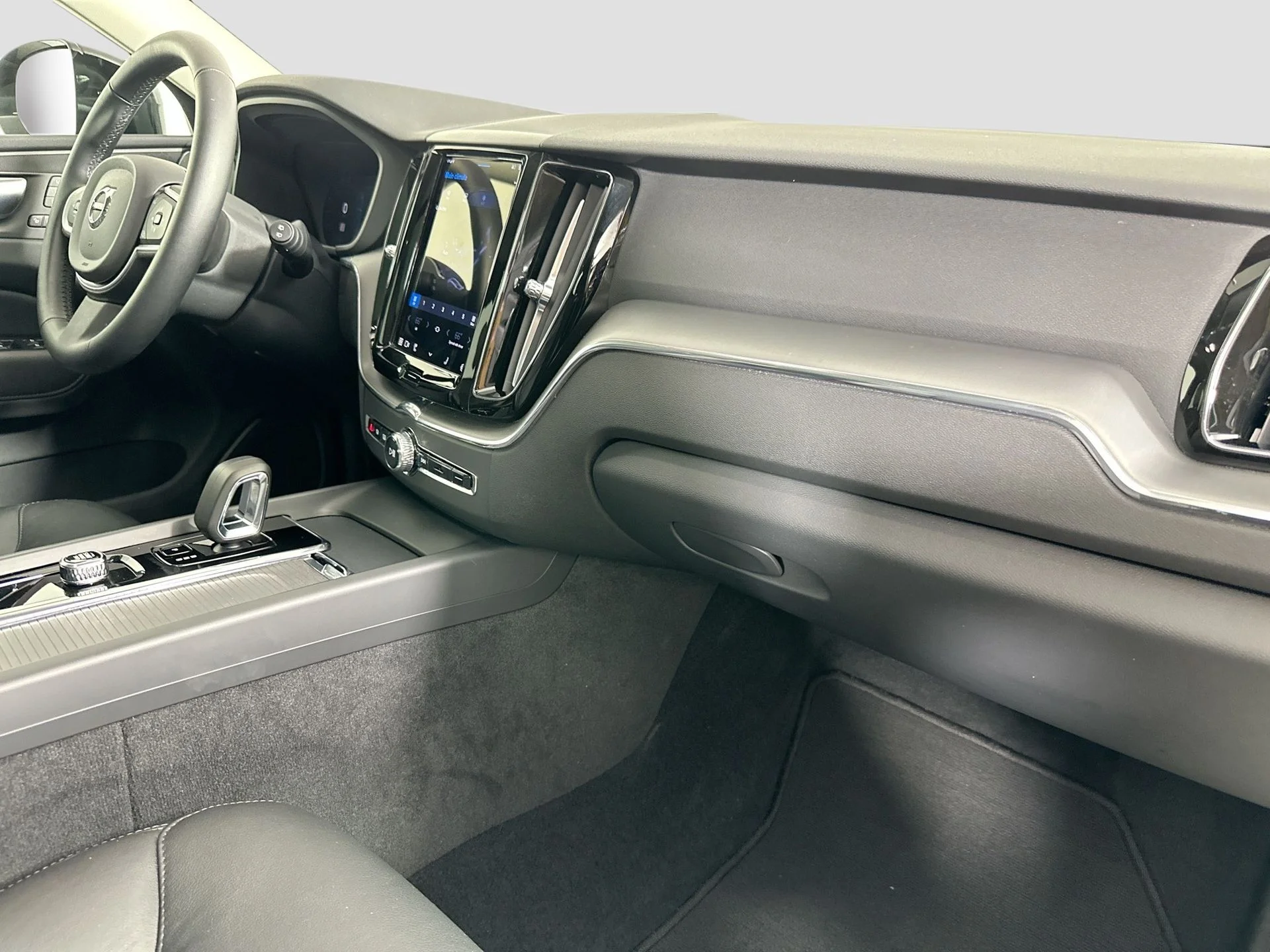 Used 2025 Onyx Black Volvo Core image 30