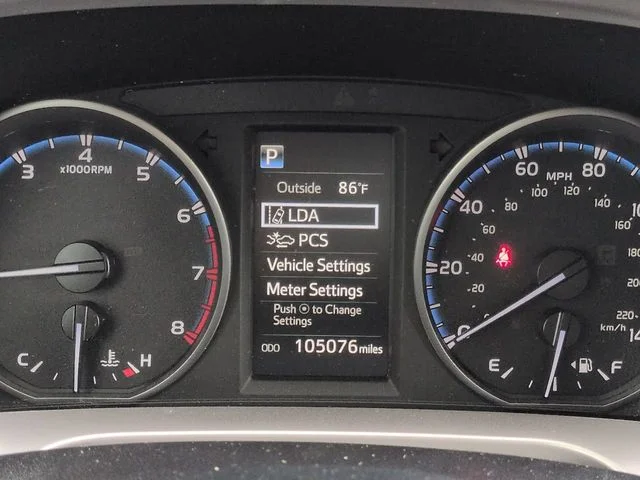 Used 2017 White Toyota LE image 25
