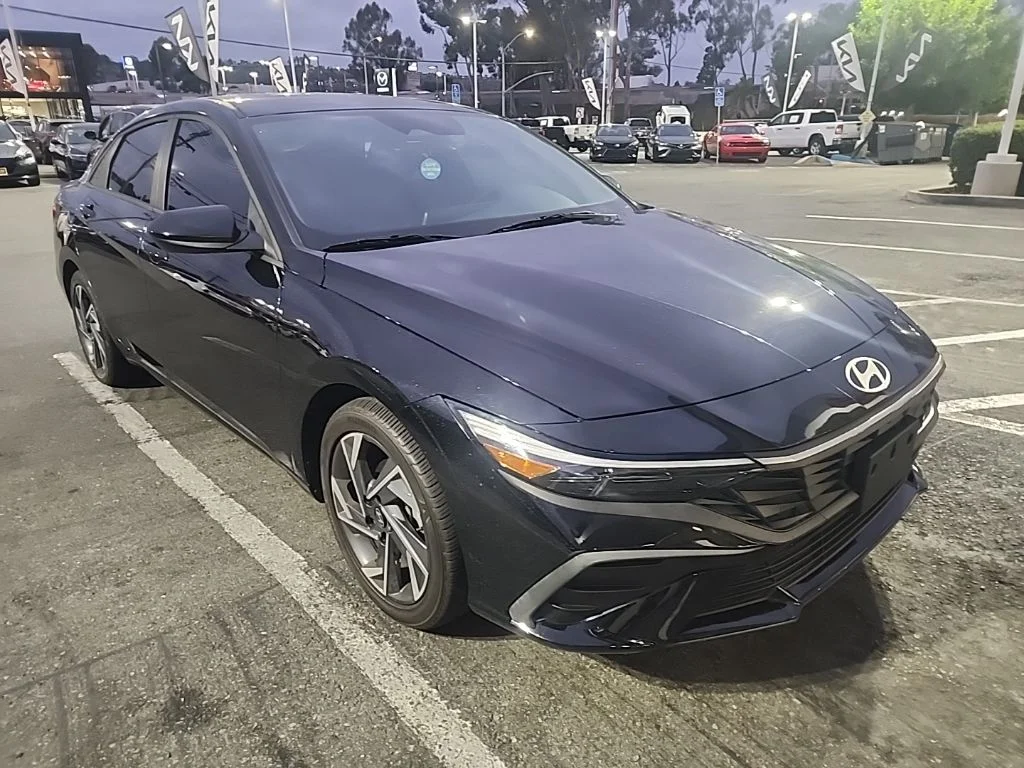 Used 2025 Black Hyundai SEL Sport image 1