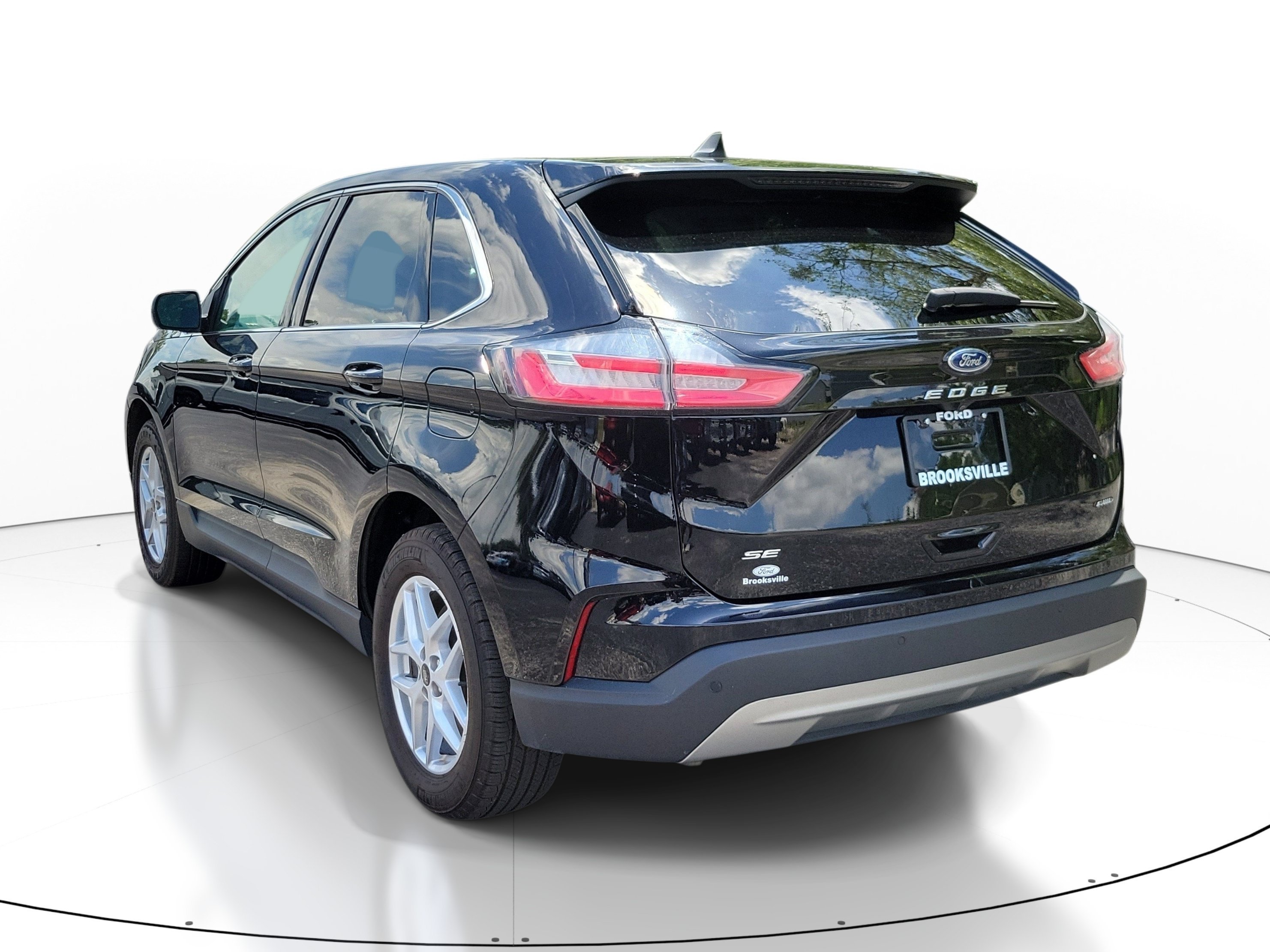 Used 2024 Agate Black Metallic Ford SEL image 3