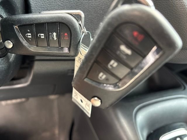 Used 2020 White Toyota LE image 22