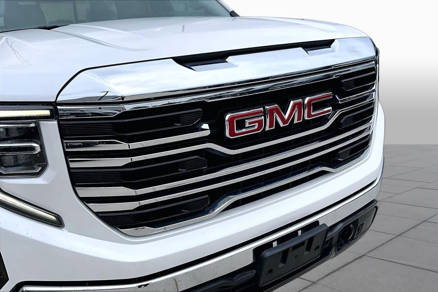 Used 2022 White Frost Tricoat GMC SLT image 29