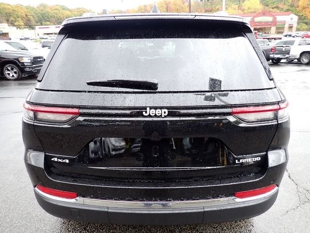 New 2025 Diamond Black Crystal Pearl-Coat Exterior Paint Jeep Laredo X image 4