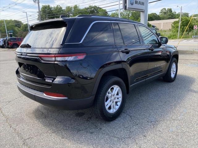 Used 2023 Diamond Black Crystal Pearlcoat Jeep Laredo image 3