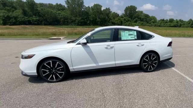 Used 2024 Platinum White Honda Touring image 5