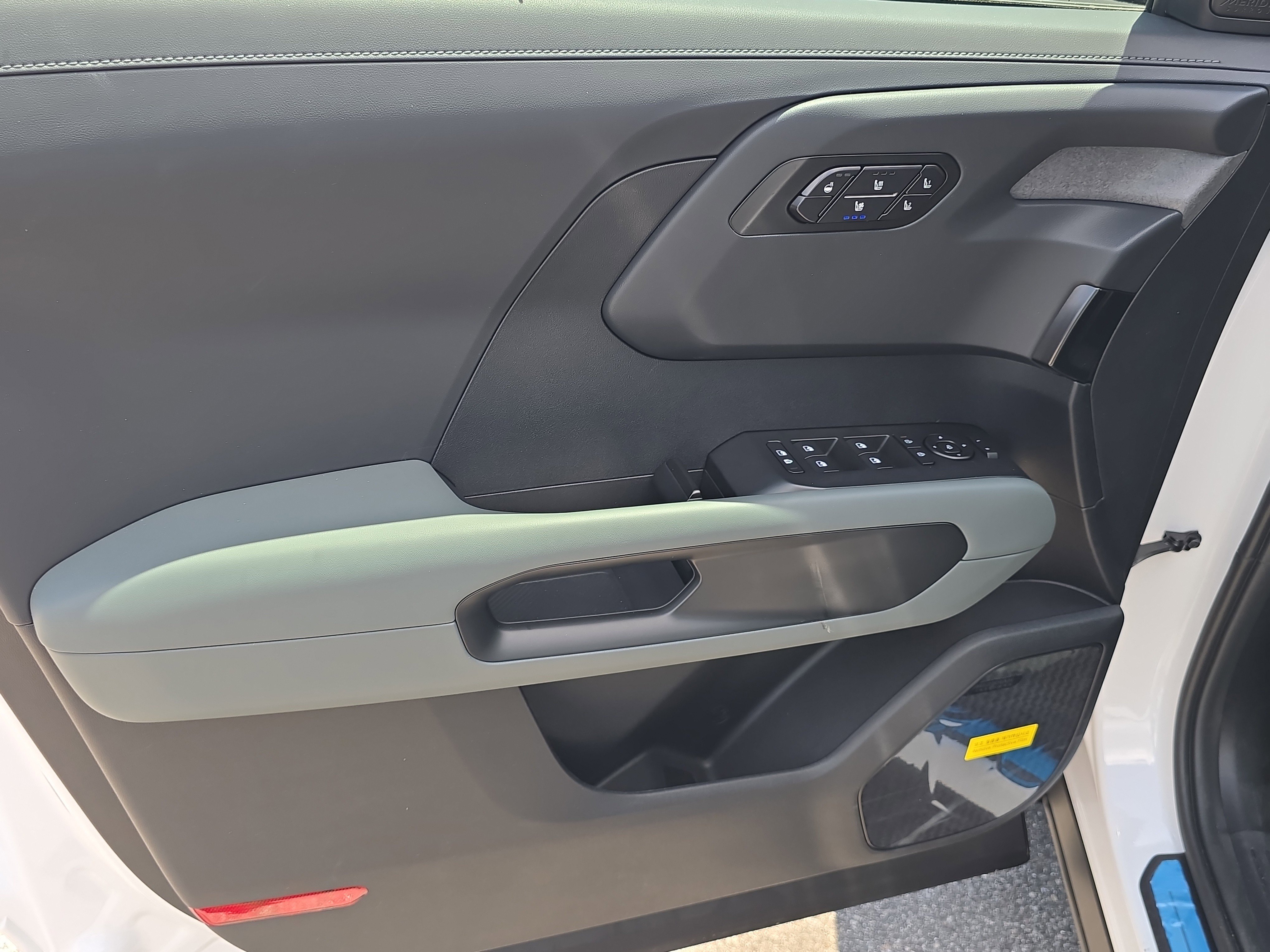 New 2027 Glacial White Pearl Kia X-LINE SX image 18