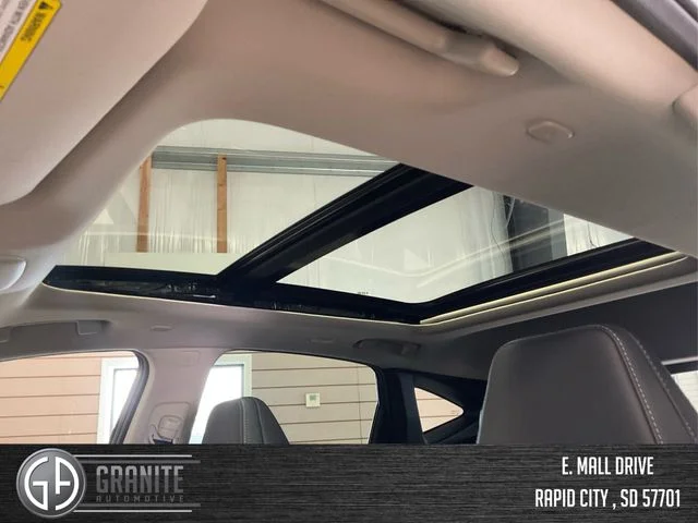 New 2025 Everest White TriCoat Nissan SL image 22