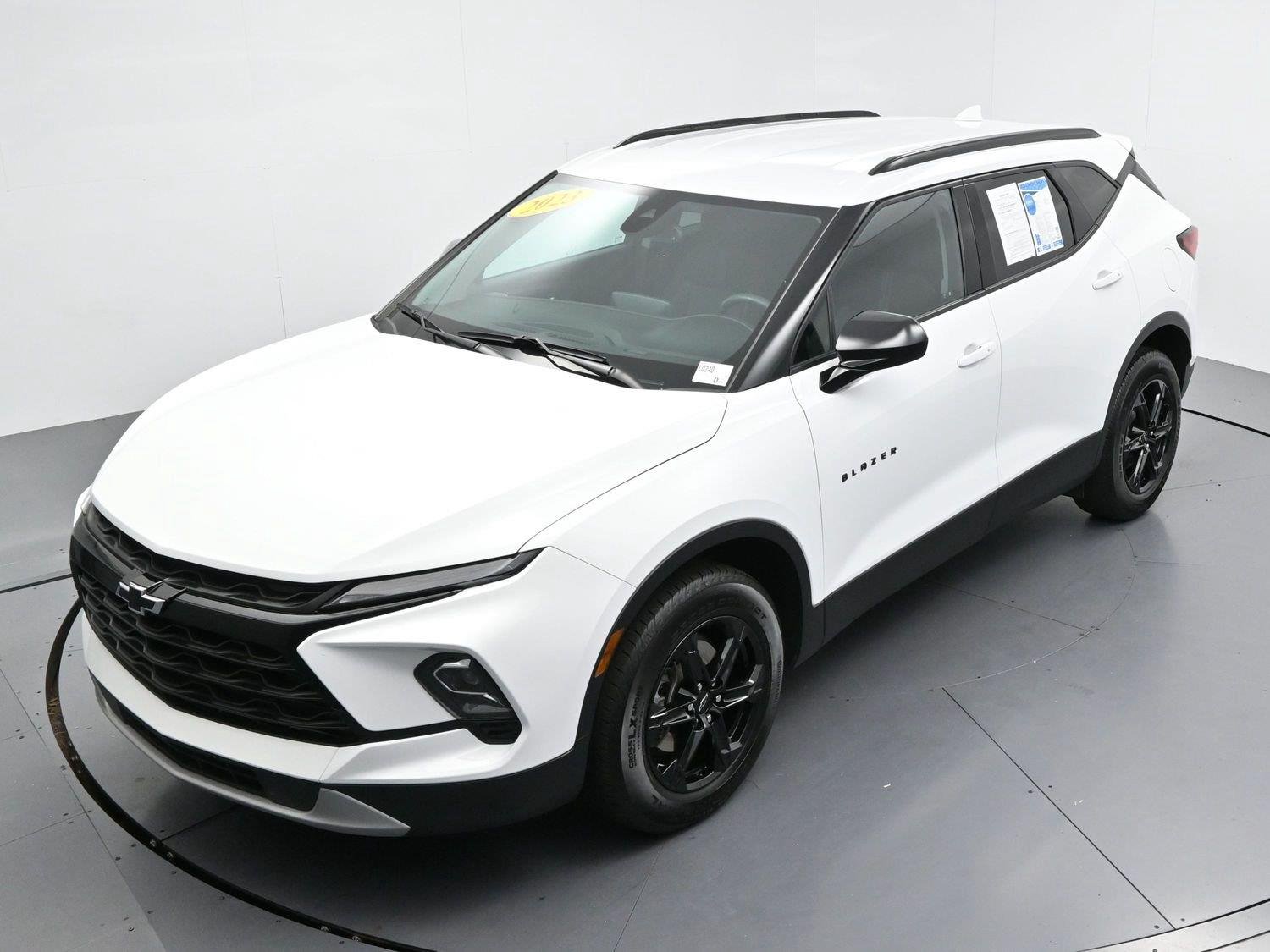 Used 2023 SUMMIT WHITE Chevrolet LT image 40