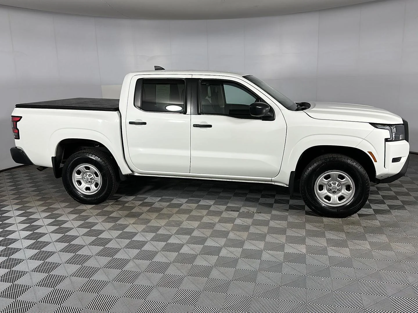 Used 2022 Glacier White Nissan S image 23