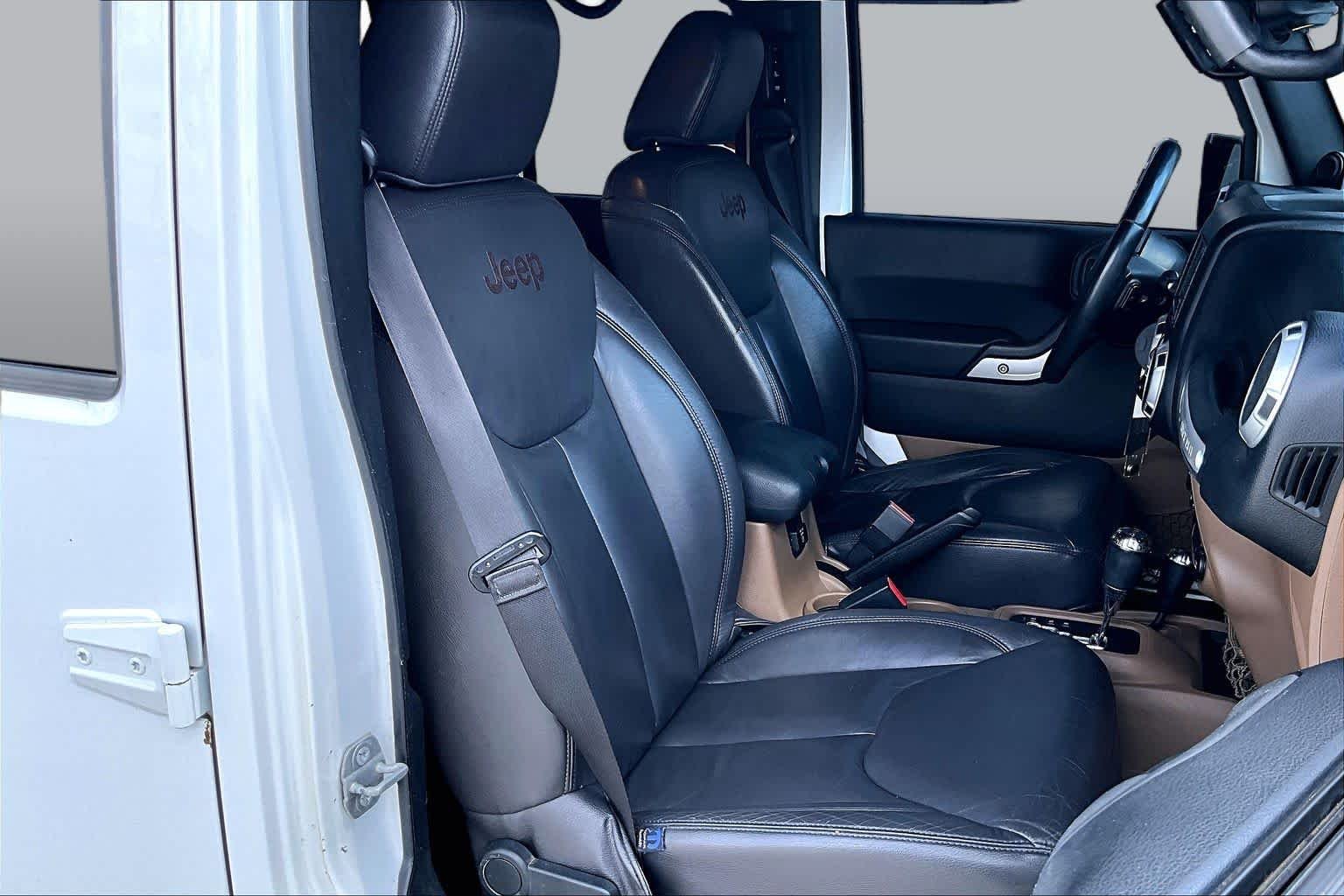 Used 2014 Bright White Clearcoat Jeep Sahara image 8