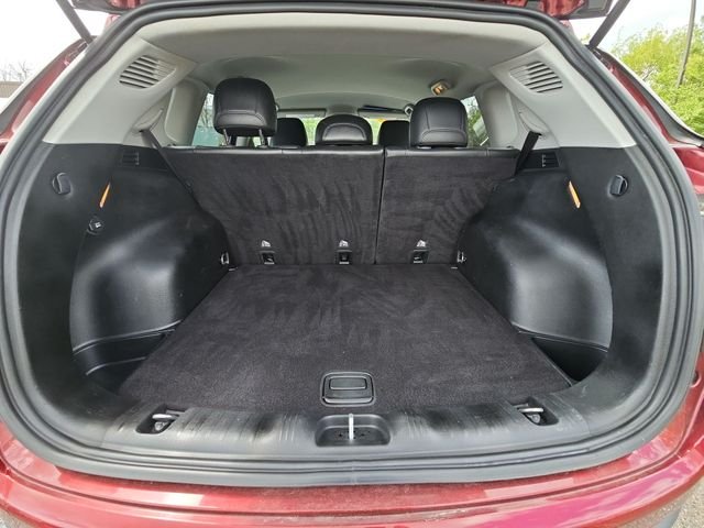 Used 2022 Red Jeep Latitude image 26