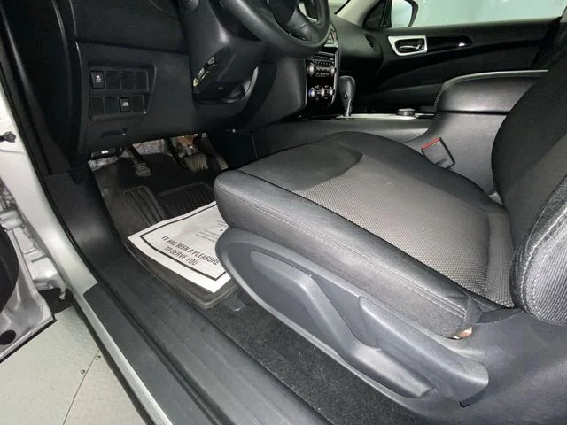 Used 2019 Silver Nissan S image 12