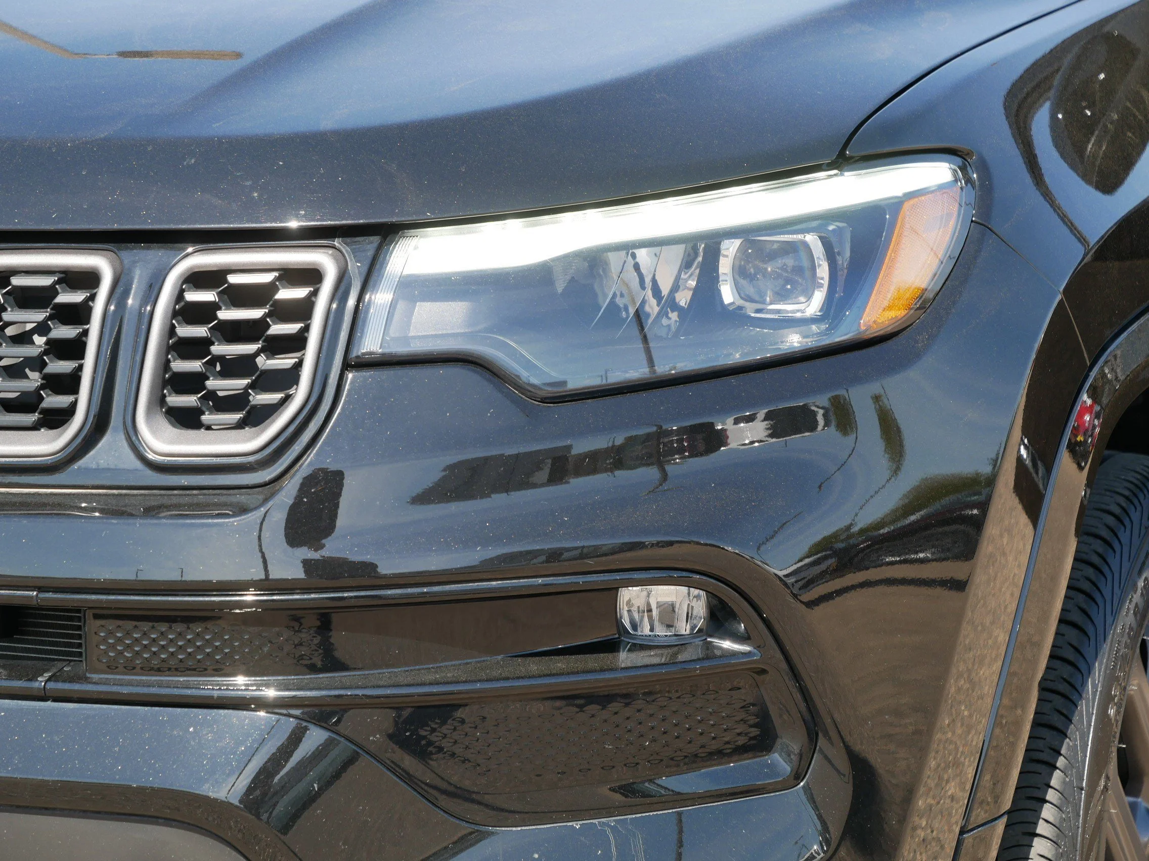 Used 2025 Diamond Black Crystal Pearlcoat Jeep Limited image 16