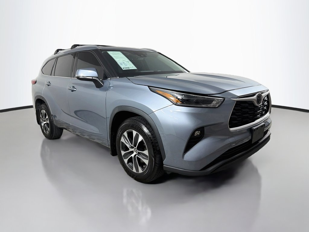 Used 2021  Toyota XLE image 3