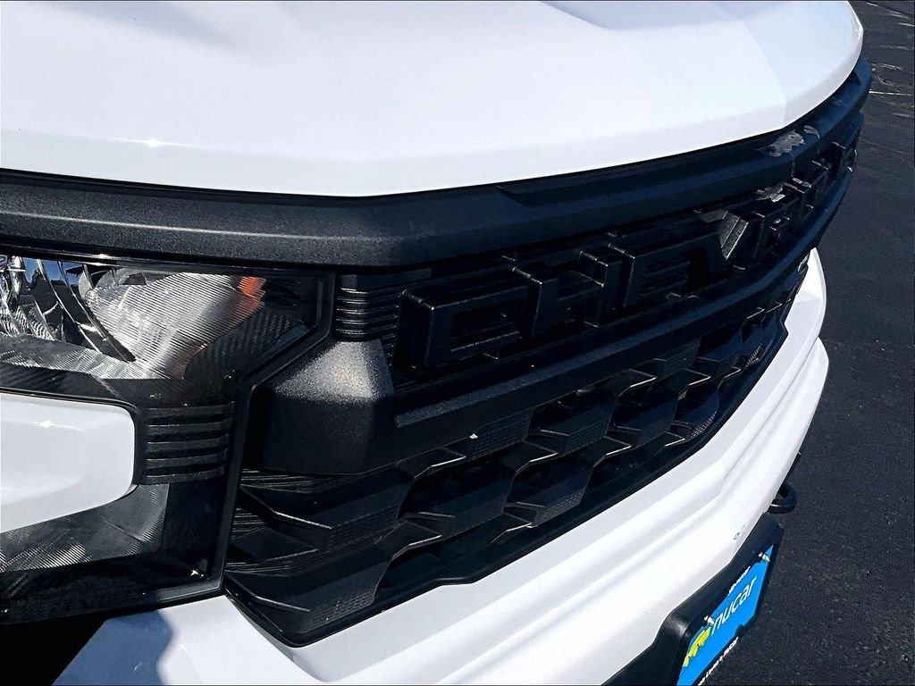 Used 2023 White Chevrolet Custom image 32