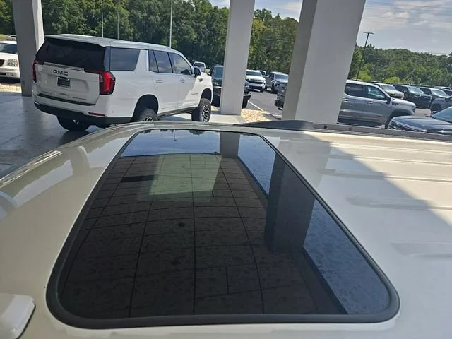 Used 2015 WHITE DIAMOND TRICOAT Chevrolet LT image 2