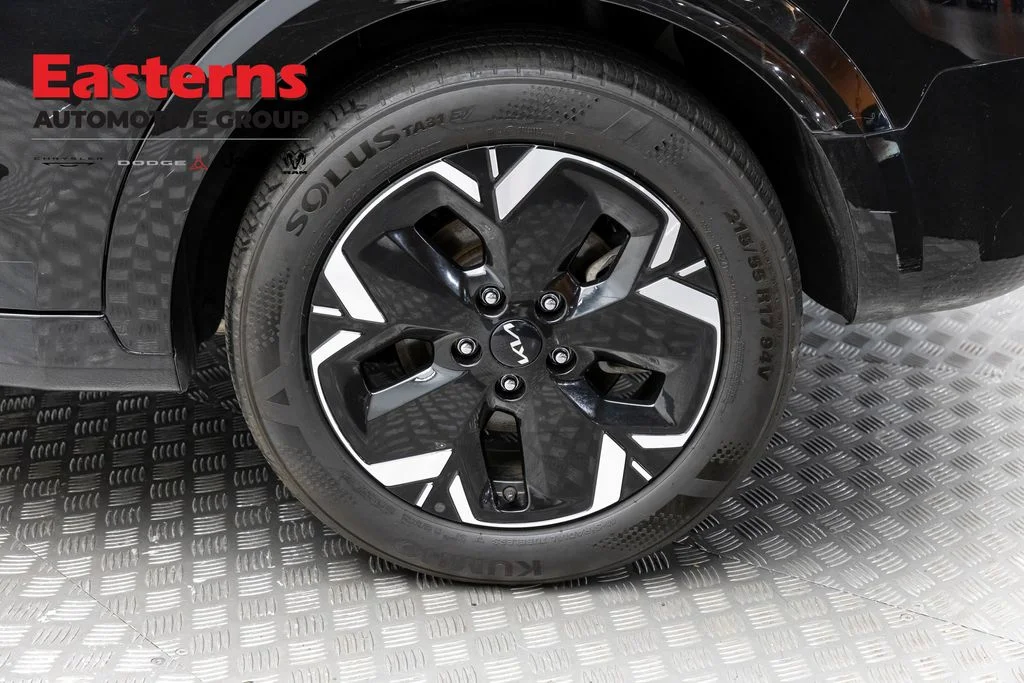 Used 2024 Black Kia Wind image 9