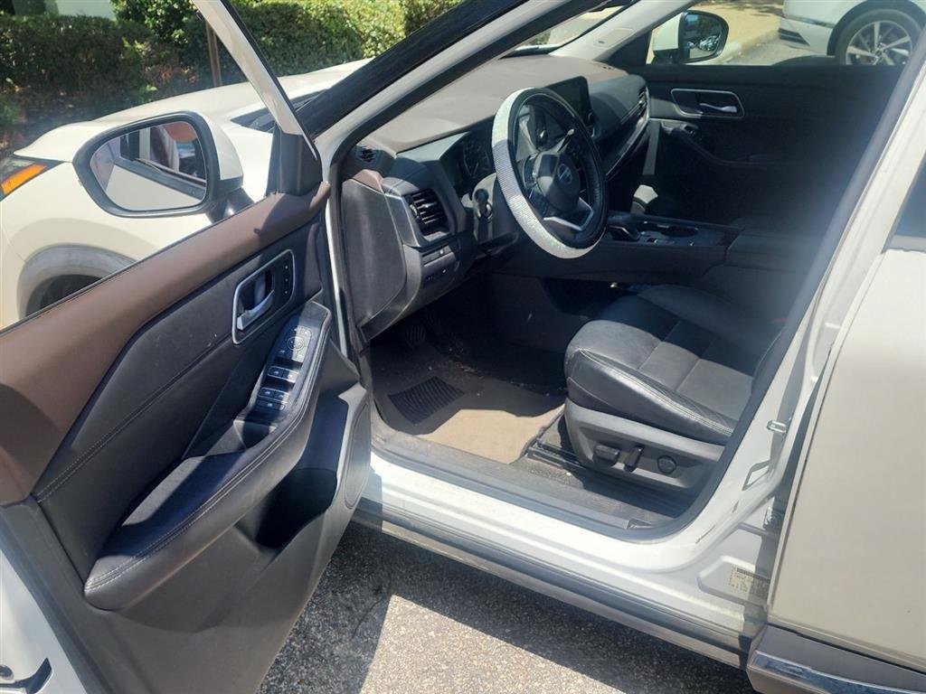 Used 2021 Pearl White Tricoat Nissan SL image 6