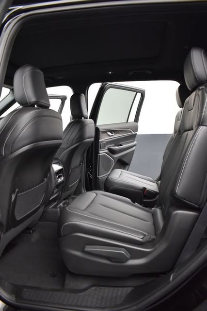 New 2026 Diamond Black Crystal Pearl-Coat Exterior Paint Jeep Limited image 8