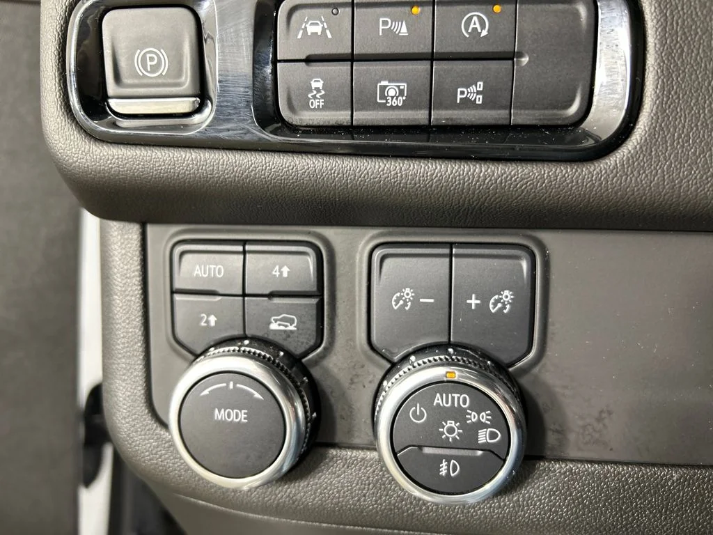 Used 2025 White GMC Denali image 13