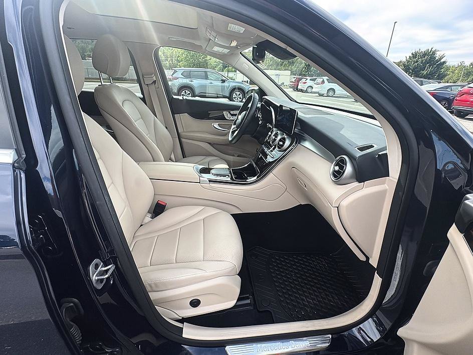 Used 2022 Lunar Blue Metallic Mercedes-Benz GLC 300 image 24