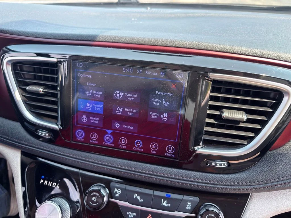 Used 2017 Silver Chrysler Limited image 3