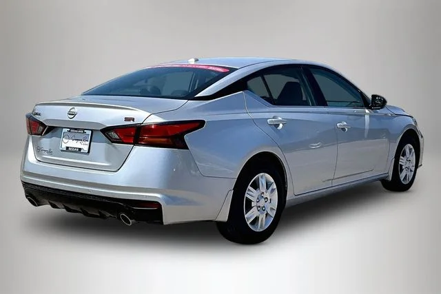 Used 2024 Silver Nissan 2.5 SR image 5