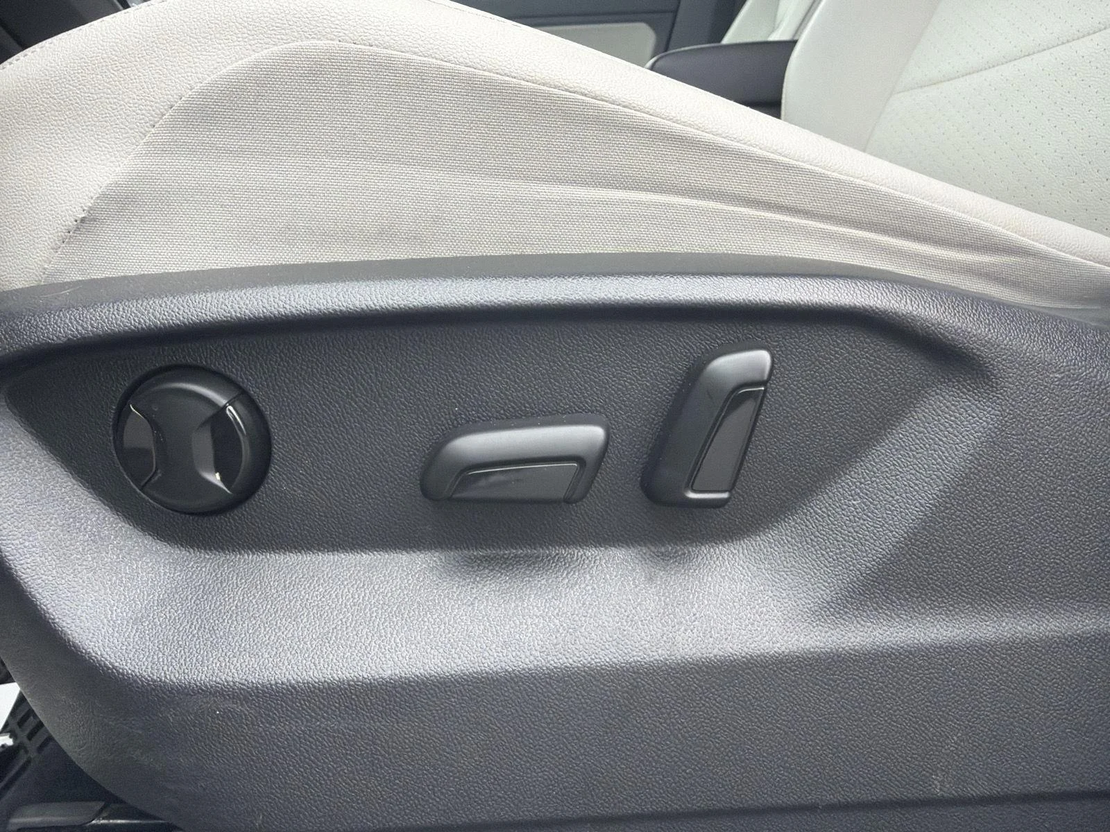 Used 2020 Pyrite Silver Metallic Volkswagen SE image 13