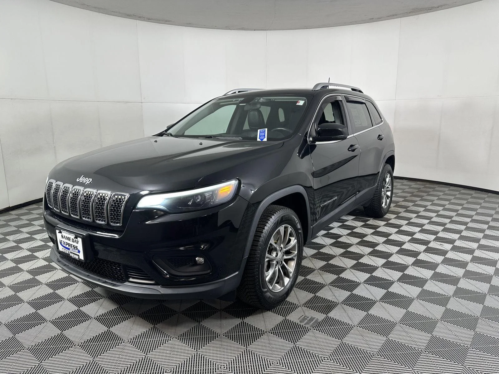 Used 2019 Diamond Black Crystal Pearlcoat Jeep Latitude Plus image 8
