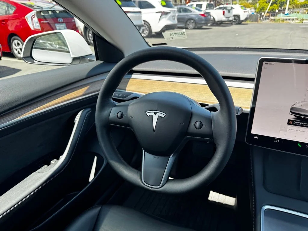 Used 2023  Tesla Base image 23