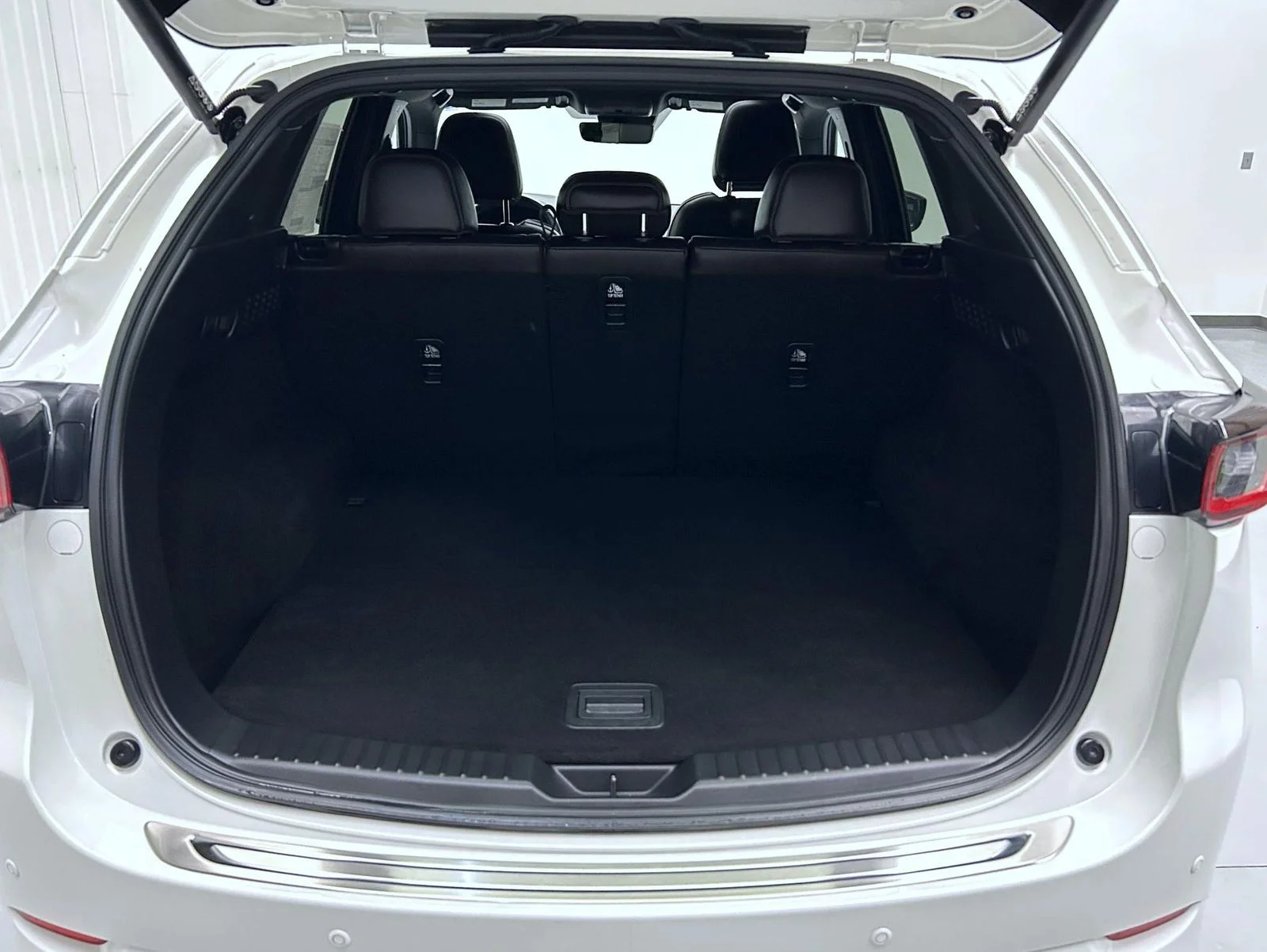 Certified Used 2025 White Mazda 2.5 Turbo Signature image 9