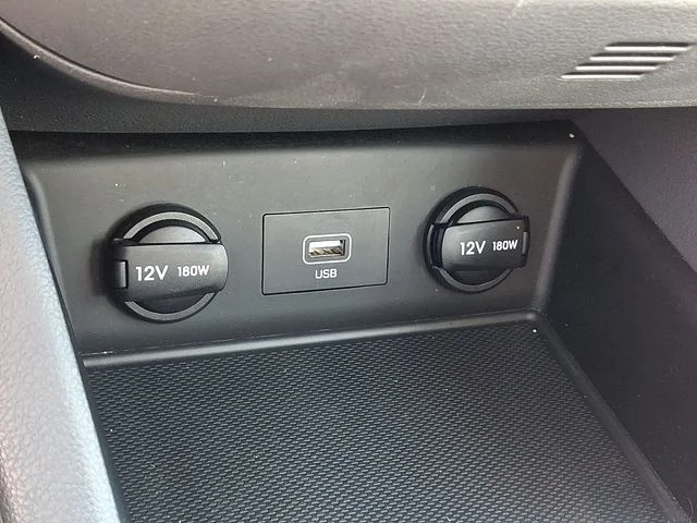 Used 2020 White Hyundai SE image 22