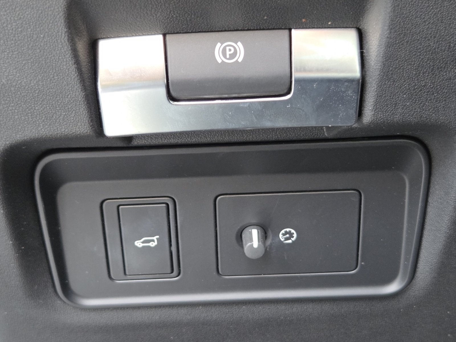 Used 2023 Fuji White Land Rover Dynamic image 33