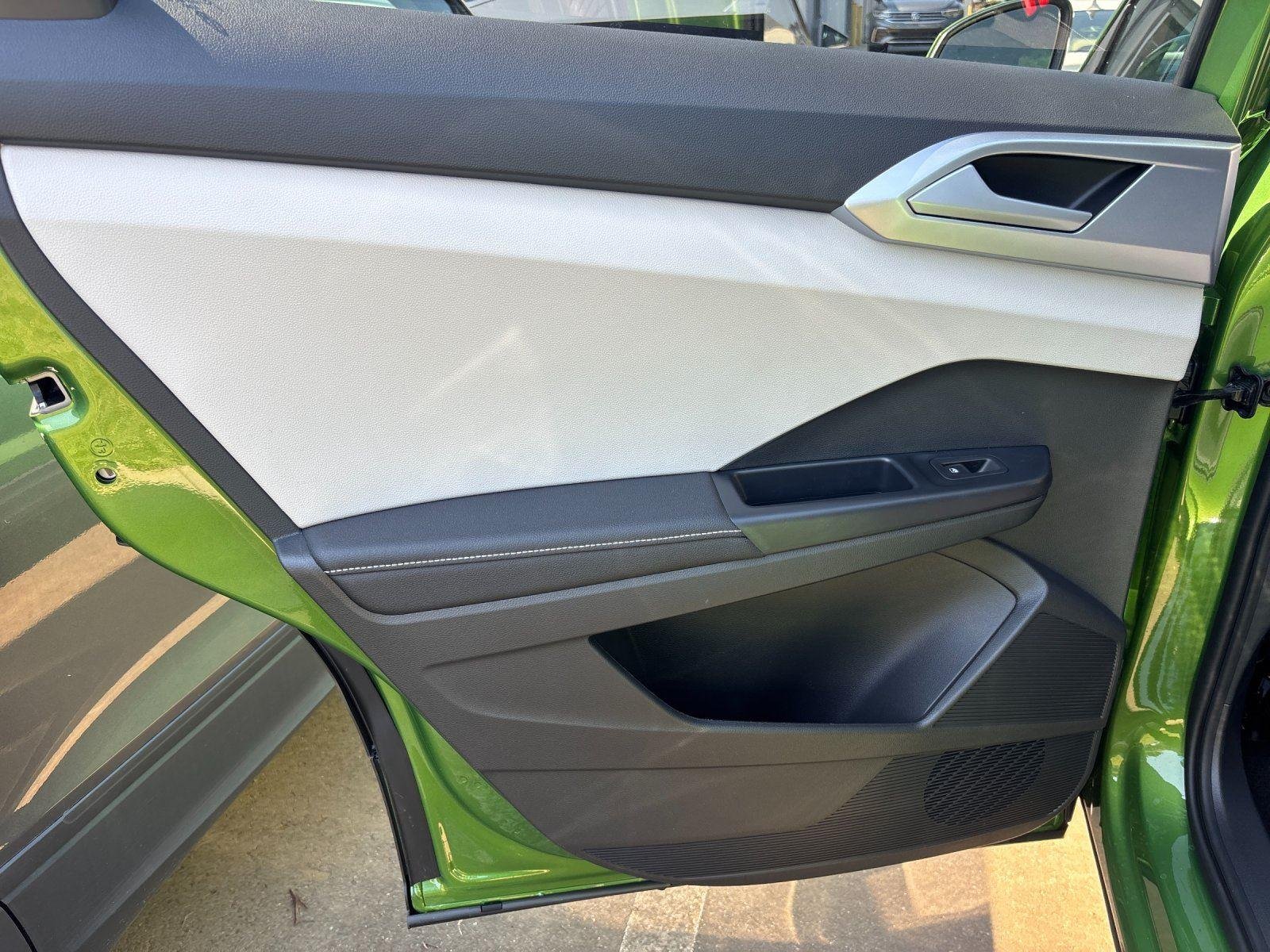 New 2026 Bright Moss Green Metallic Volkswagen SE image 31
