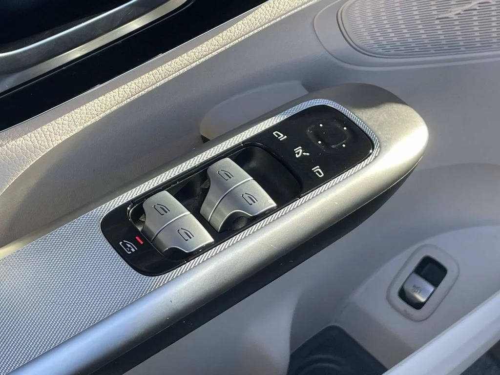 Used 2024  Mercedes-Benz GLC 300 image 19