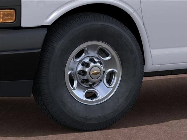 New 2026 Summit White Chevrolet WT image 9