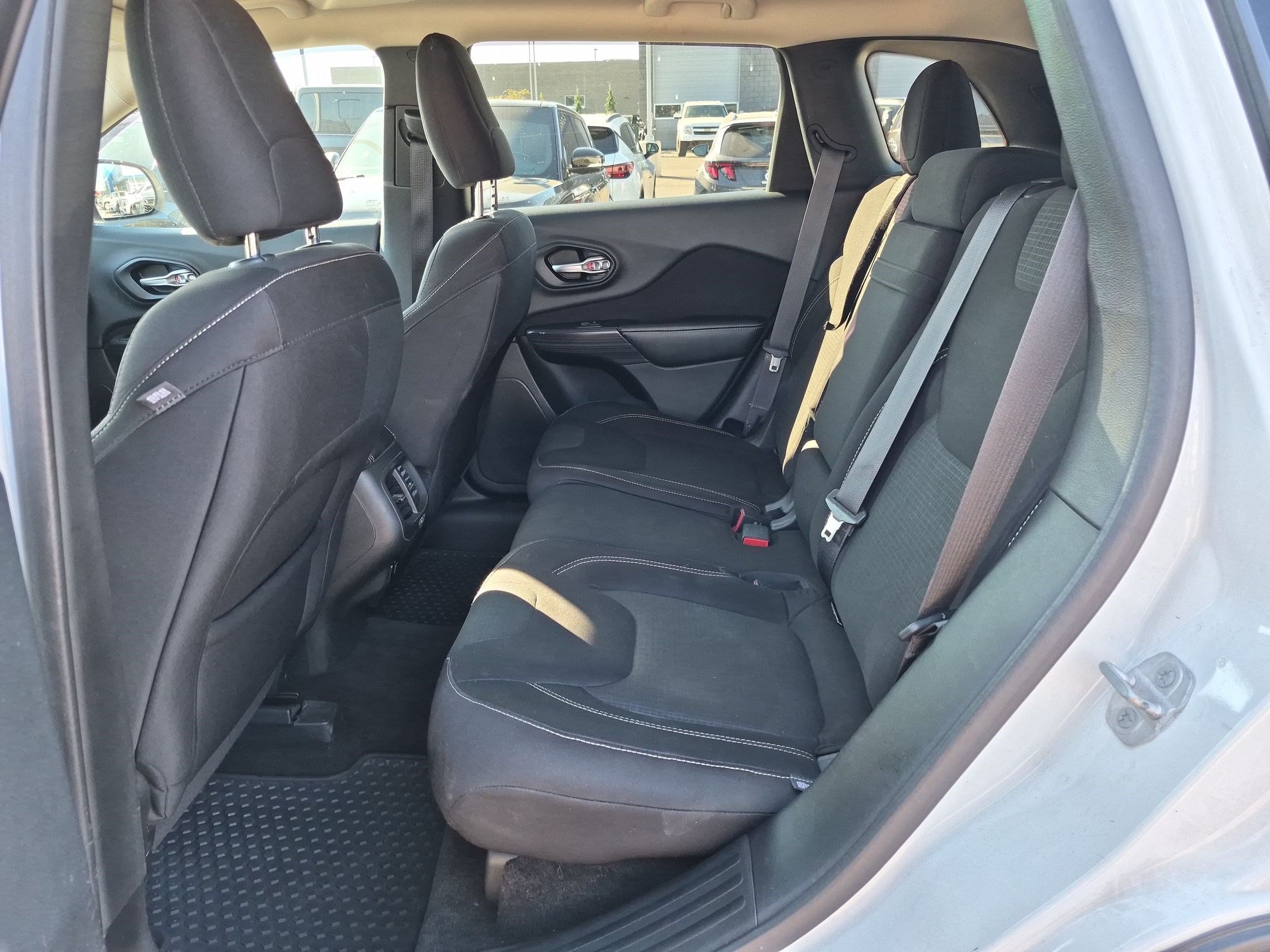 Used 2015 Bright White Clearcoat Jeep Latitude image 25