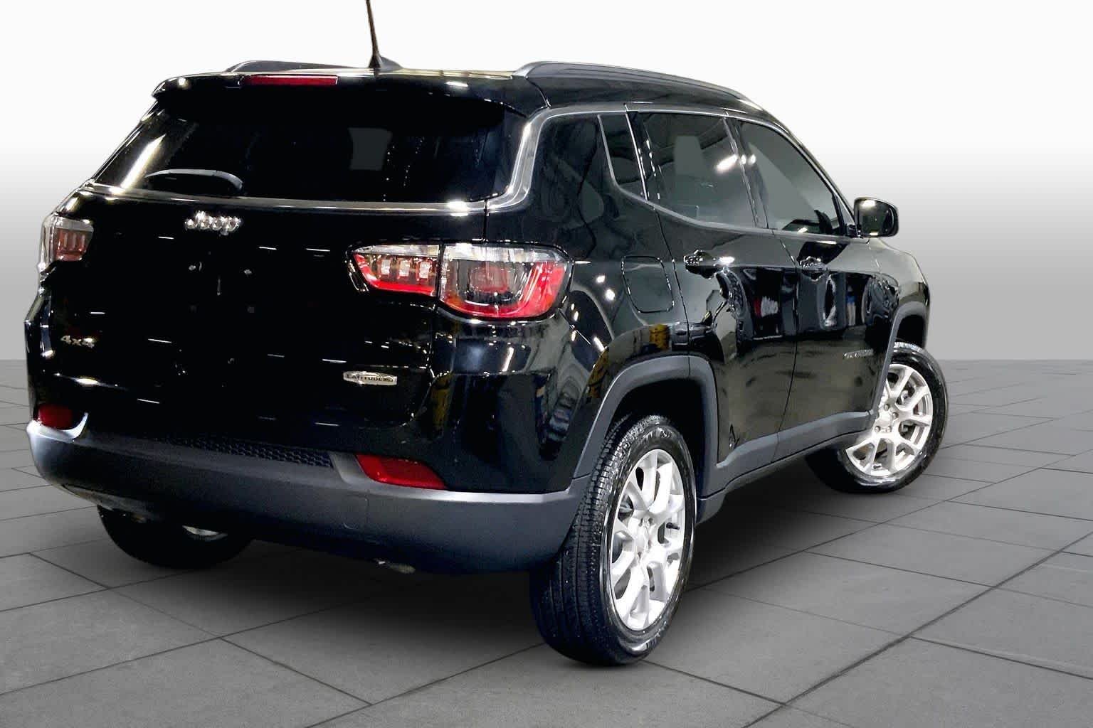 Used 2024 Diamond Black Crystal Pearlcoat Jeep Latitude Lux image 13