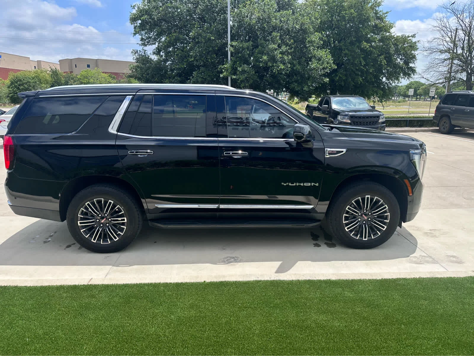 Used 2025 Onyx Black GMC Elevation image 4
